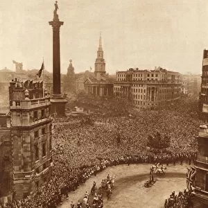 Royal Wedding 1947 - crowd in Trafalgar Square