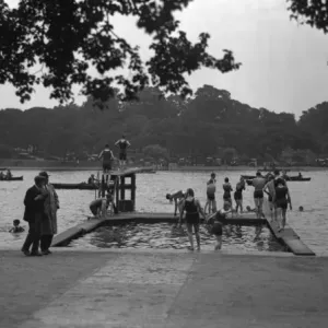 The Serpentine Lido Bathers Print, Early 1930s The Serpentine Lido Bathers Print, Early 1930s