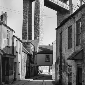 Straßenbild mit der KöniginAlbertbrücke in Saltash im Vereinigten Königreich Großbritannien