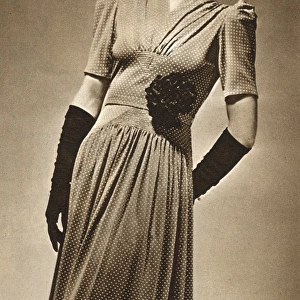 Wartime fashion photograph, Britannia and Eve, 1940
