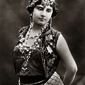 Young Egyptian woman, Egypt, circa 1910