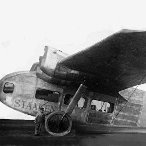 Zeppelin Staaken (side view, on the ground)