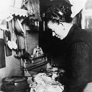Burning money, 1920s German inflation C016 / 4519