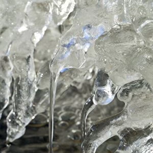 Melting ice on a stream C013 / 6068