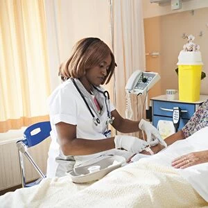 Nurse preparing a patient for an IV line F006 / 8873