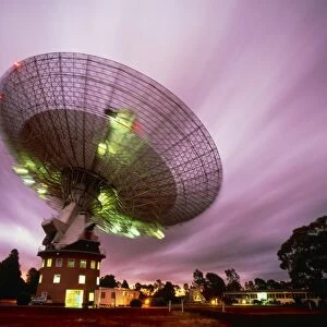 Time-lapse of Parkes radio telescope, Australia