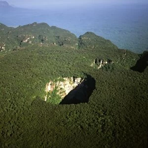 Aerial image of tepuis and Sarisarinama Sinkhole, Jaua-Sarisarinama National Park