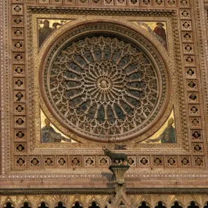 Detalle arquítectónico de la ventana del rosario en la catedral Detalle arquítectónico de la ventana del rosario en la catedral