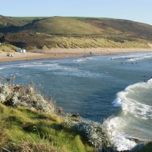 La spiaggia con surferisti a Woolacombe, Devon, Inghilterra Regno Unito Europa La spiaggia con surferisti a Woolacombe, Devon, Inghilterra Regno Unito Europa