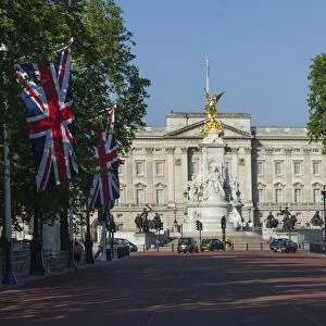 Buckingham Palace down the Mall with Union Jack flags, London, England, United Kingdom, Europe