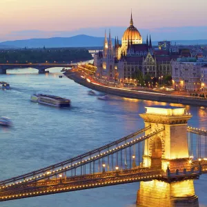 Chain Bridge, River Danube and Hungarian Parliament at dusk, UNESCO World Heritage Site, Budapest, Hungary, Europe