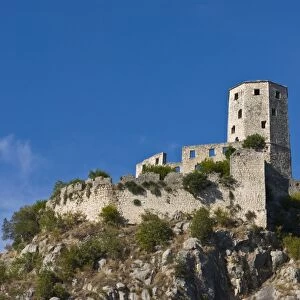 Clifftop village perched high above the Loup valley, Gourdon, Alpes-Maritimes