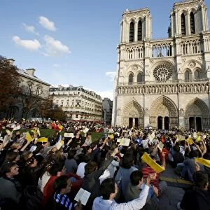 Crowds welcome the arrival of Pope Benedict XVI in front of Notre Dame
