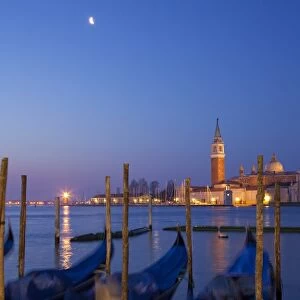 Daybreak view of gondolas from Piazzetta San Marco to Isole of San Giorgio Maggiore