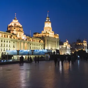 Edifici storici di stile coloniale illuminati su The Bund a Shanghai in Cina in Asia Edifici storici di stile coloniale illuminati su The Bund a Shanghai in Cina in Asia