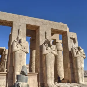 El Hipóstilo de la sala del hipóstilo, El Templo Mortuorio de Ramses II , Luxor en el Cisjordania Occidental. La Tebas El Hipóstilo de la sala del hipóstilo, El Templo Mortuorio de Ramses II , Luxor en el Cisjordania Occidental. La Tebas