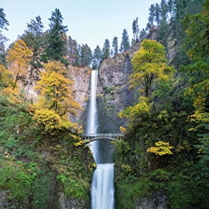 Multnomah Falls in autumn, Cascade Locks, Multnomah county, Oregon