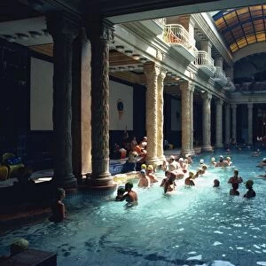 People bathing in the Hotel Gellert Baths