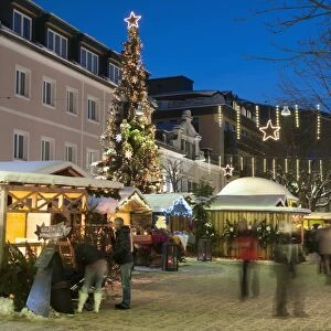 People at Christmas market, Haupt Square, Schladming, Steiemark, Austria, Europe