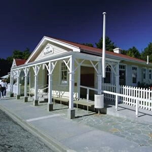 Post office and red post box in Arrowtown