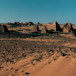 Pirámides en el sitio arqueológico de Meroe, Sudán, África Pirámides en el sitio arqueológico de Meroe, Sudán, África