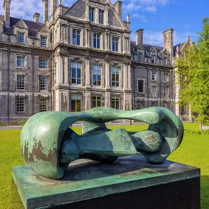 Reclining Connected Forms von Henry Moore, Trinity College, Dublin, Republik Irland, Europa Reclining Connected Forms von Henry Moore, Trinity College, Dublin, Republik Irland, Europa