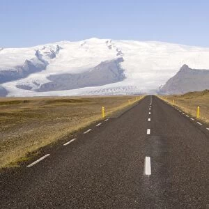 Empty road leading towards Fjallsjokull Glacier near Jokulsarlon