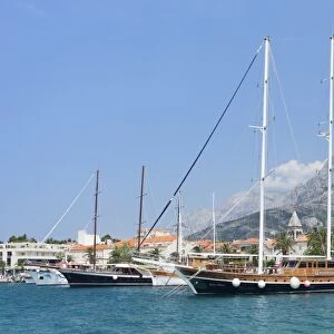 Sailing ship in the harbour of Makarska, Biokovo Mountain, Makarska Riviera, Dalmatia, Croatia, Europe