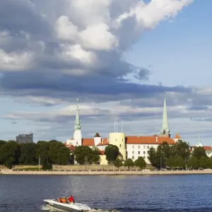 Botes de velocidad en el río Daugava con la fortaleza de Riga al fondo, Riga, Letonia Botes de velocidad en el río Daugava con la fortaleza de Riga al fondo, Riga, Letonia