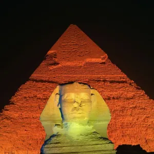 La Esfinge y una de las pirámides iluminadas por la noche en Giza, Sitio Patrimonial Mundial de la UNESCO La Esfinge y una de las pirámides iluminadas por la noche en Giza, Sitio Patrimonial Mundial de la UNESCO