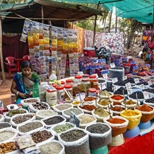 Spice shop at the Wednesday Flea Market in Anjuna, Goa, India, Asia
