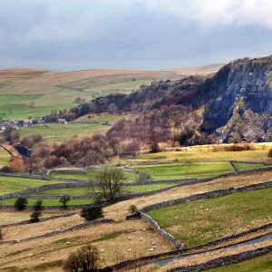 El estrecho de Stainforth desde Langcliffe cerca de Settle en las Tierras Altas del Dalles en Inglaterra Reino Unido Europa El estrecho de Stainforth desde Langcliffe cerca de Settle en las Tierras Altas del Dalles en Inglaterra Reino Unido Europa