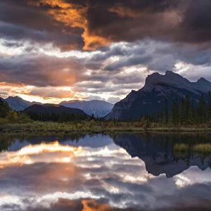 Sunrise at Vermillion Lakes with Mount Rundle in autumn, Banff National Park