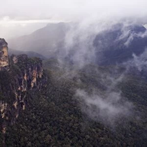 Swirling mists around the Three Sisters rock outcrops at Katoomba, Blue Mountains National Park