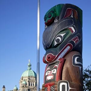 Totem Pole and Parliament Building, Victoria, Vancouver Island, British Columbia