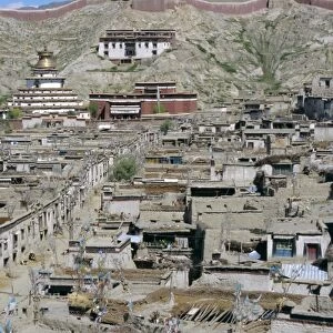 View of Gyanze (Gyantse) from Gyangze dzong, Tibet, China, Asia