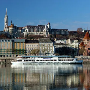 View over River Danube to Matthias Church (Matyas Templom) and Fishermens Bastion, Budapest, Central Hungary, Hungary, Europe