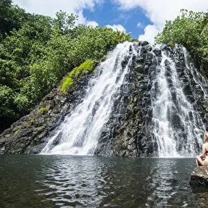 Woman sitting in front of the Kepirohi waterfall, Pohnpei (Ponape), Federated States of Micronesia, Caroline Islands, Central Pacific, Pacific