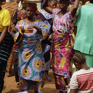 Women carrying goods to market, Bobo-Dioulasso, Burkina Faso, West Africa, Africa