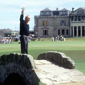 Arnold Palmer waves farewell to St. Andrews in 1995