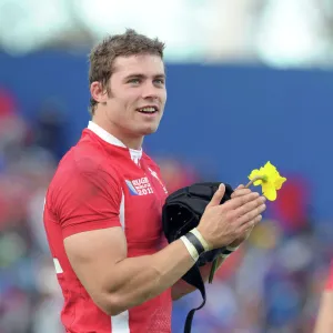 Leigh Halfpenny (Wales) holds a daffodil