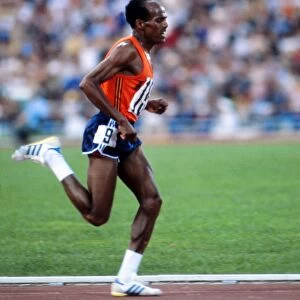 Miruts Yifter on the way to winning gold in the 10, 000m at the 1980 Moscow Olympics