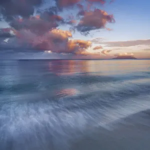 Beach impression at Baie Beau Vallon - Seychelles, Mahe, Baie Beau Vallon - Indian Ocean