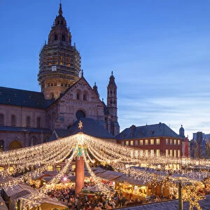 Christmas Market and Mainz Cathedral at dusk, Mainz, Rhineland-Palatinate, Germany