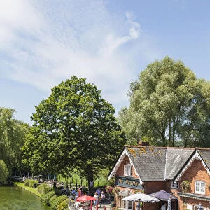 England, Hampshire, Stockbridge, The Mayfly Riverside Pub and River Test