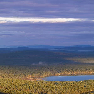 Europe, Finland, Lapland, Salla, hikers walking to the top of Ruuhitunturi Fell with