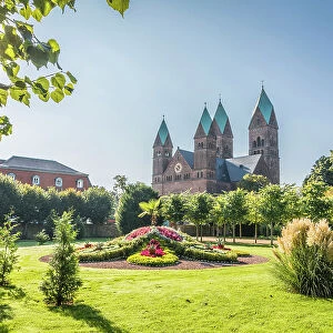 Flower rotunda in front of the castle of Bad Homburg with a view to the Church of the Redeemer, Taunus, Hesse, Germany
