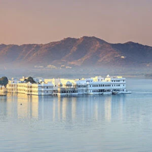 India, Rajasthan, Udaipur, Lake Pichola and Lake Palace