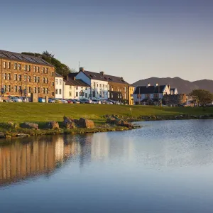 Irlanda, Contea di Mayo, Westport Quay, costruzioni lungo il porticciolo