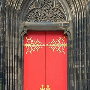 Red door of Tolbooth Kirk Church at Royal Mile, UNESCO, Old Town, Edinburgh, Lothian, Scotland, UK